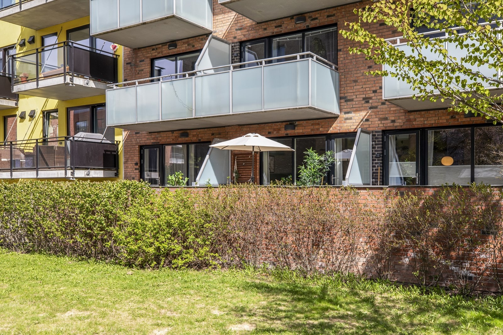 Terrassen vender ut mot en stille bakgård/endevei med svært lite persontrafikk. Galleribilde