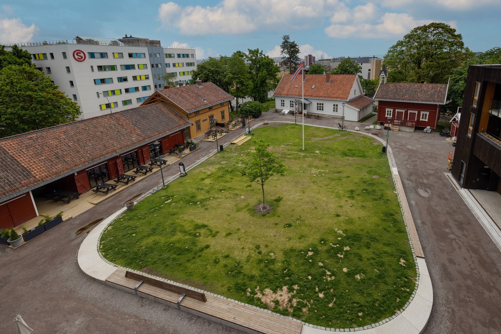 Nyt rolige dager ved Lillo gård - et sjarmerende område med turstier, kulturliv og naturskjønne omgivelser. Galleribilde