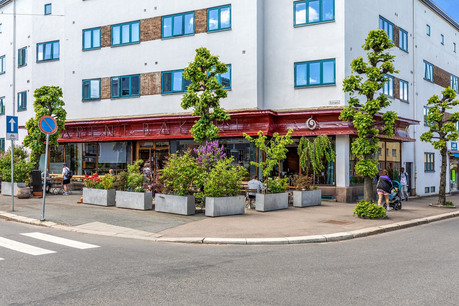 Åpent Bakeri i Åsengata som forvandles til Lofthus samvirkelag på kvelden. Galleribilde