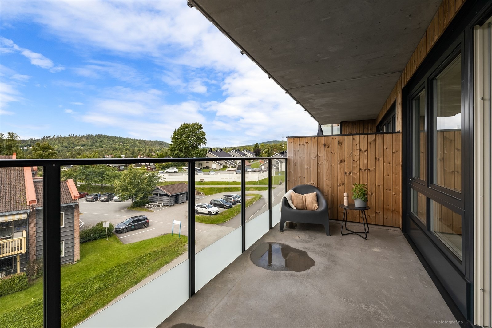 Balkongen ligger med utgang fra stuen. Den er overbygget samtidig som den ligger fint og solvendt Galleribilde