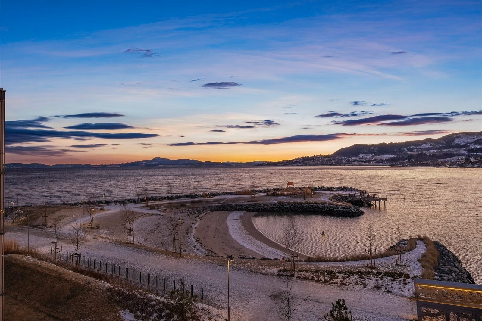Stranden er universelt utformet med rullestolmatte og toalett med stellebenk for større barn/ungdommer. Galleribilde