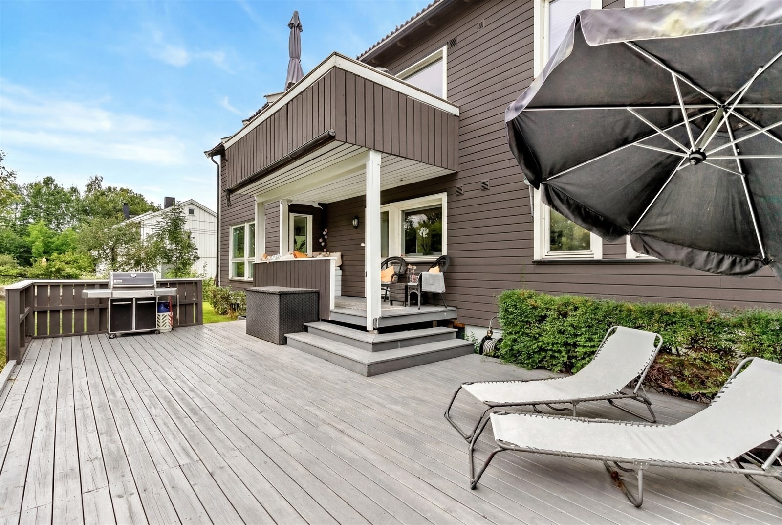 Stor terrasse med god plass til flere sittegrupper. Det er svært gode solforhold på terrassen. Galleribilde