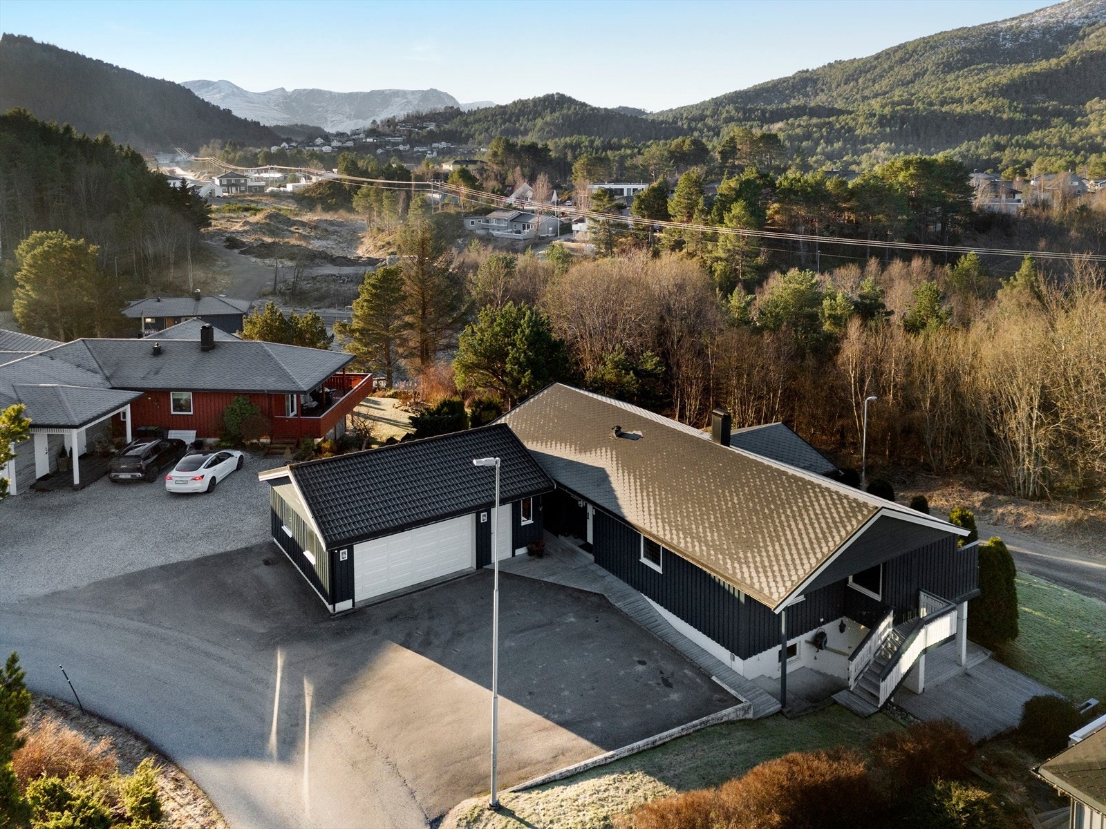 Eiendommen har en romslig innkjørsel med tilhørende garasje. Galleribilde