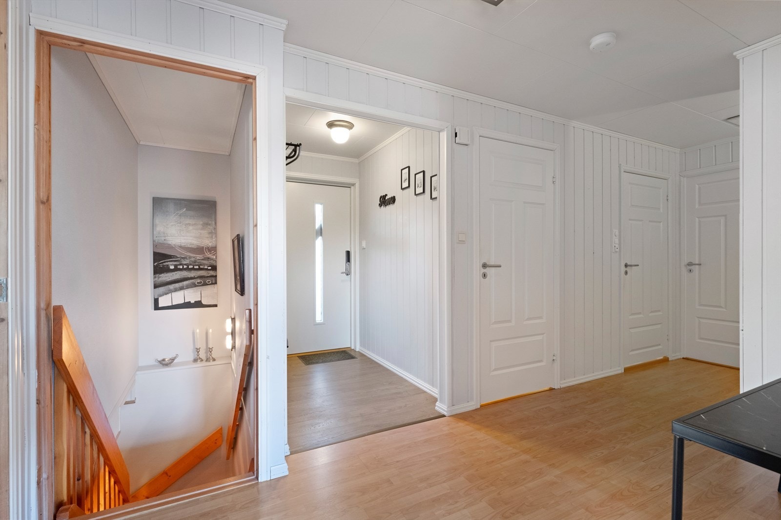 Lys entré med laminatgulv gir et innbydende førsteinntrykk. Galleribilde