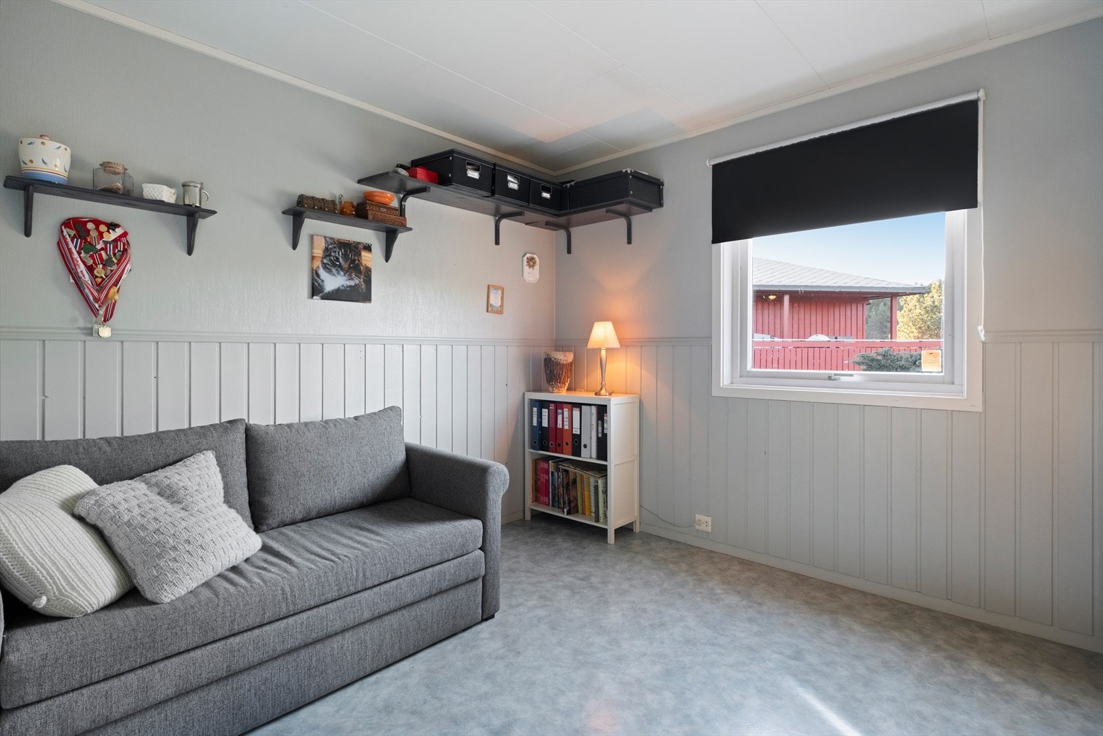Rommet har malt panel og vinylgulv som gir et lettstelt miljø. Galleribilde