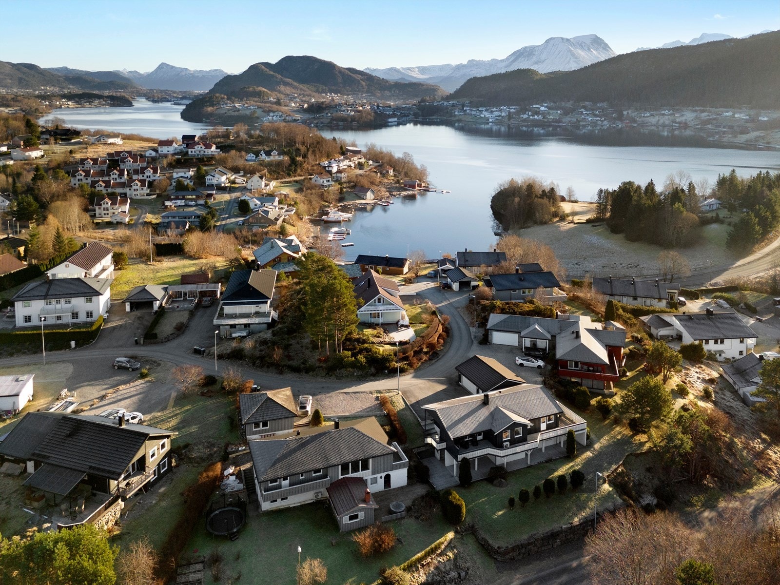 Området byr på naturskjønne omgivelser med nærhet til vann og fjell. Galleribilde