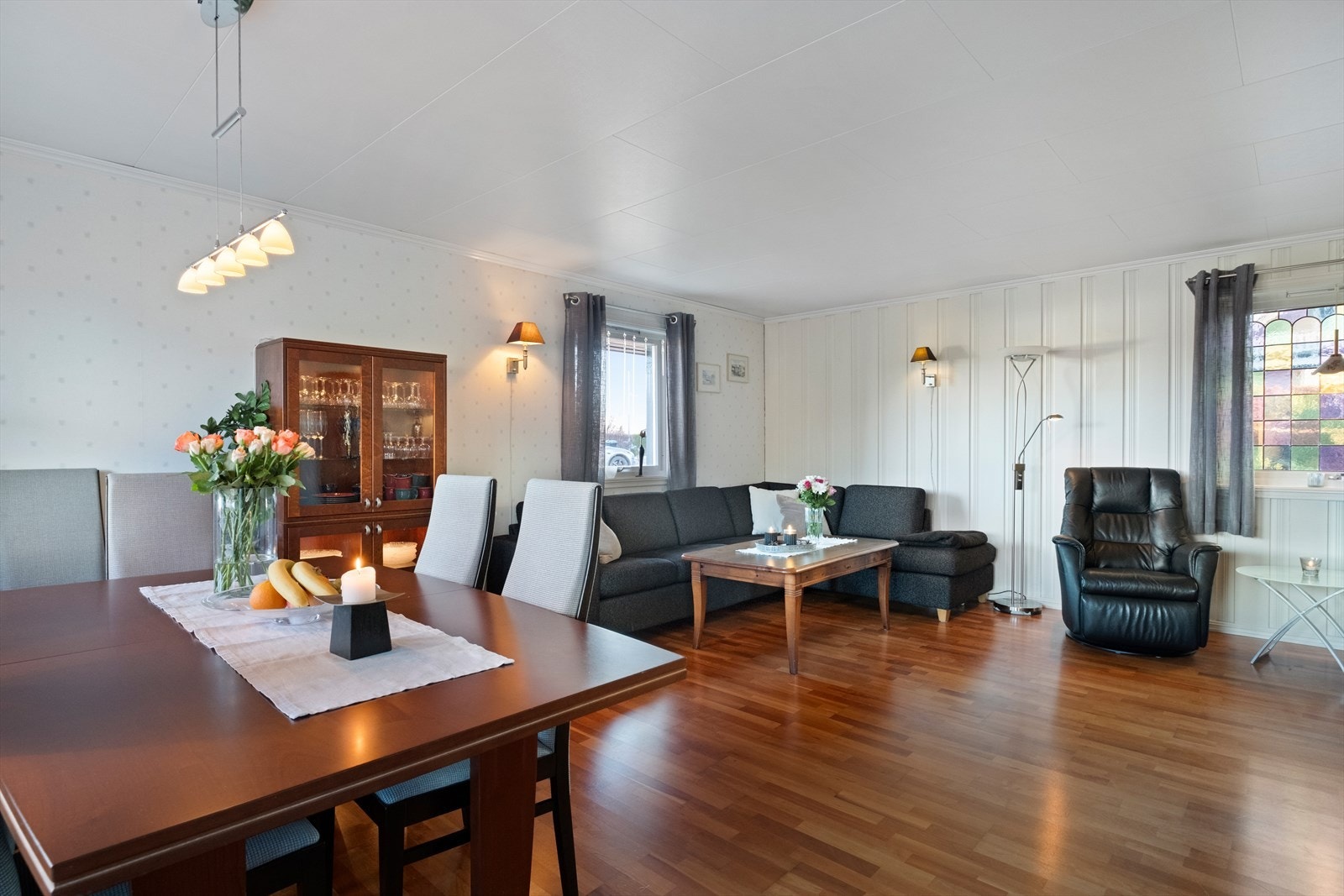 Stort oppholdsrom med plass til både sofagruppe og spisebord. Galleribilde