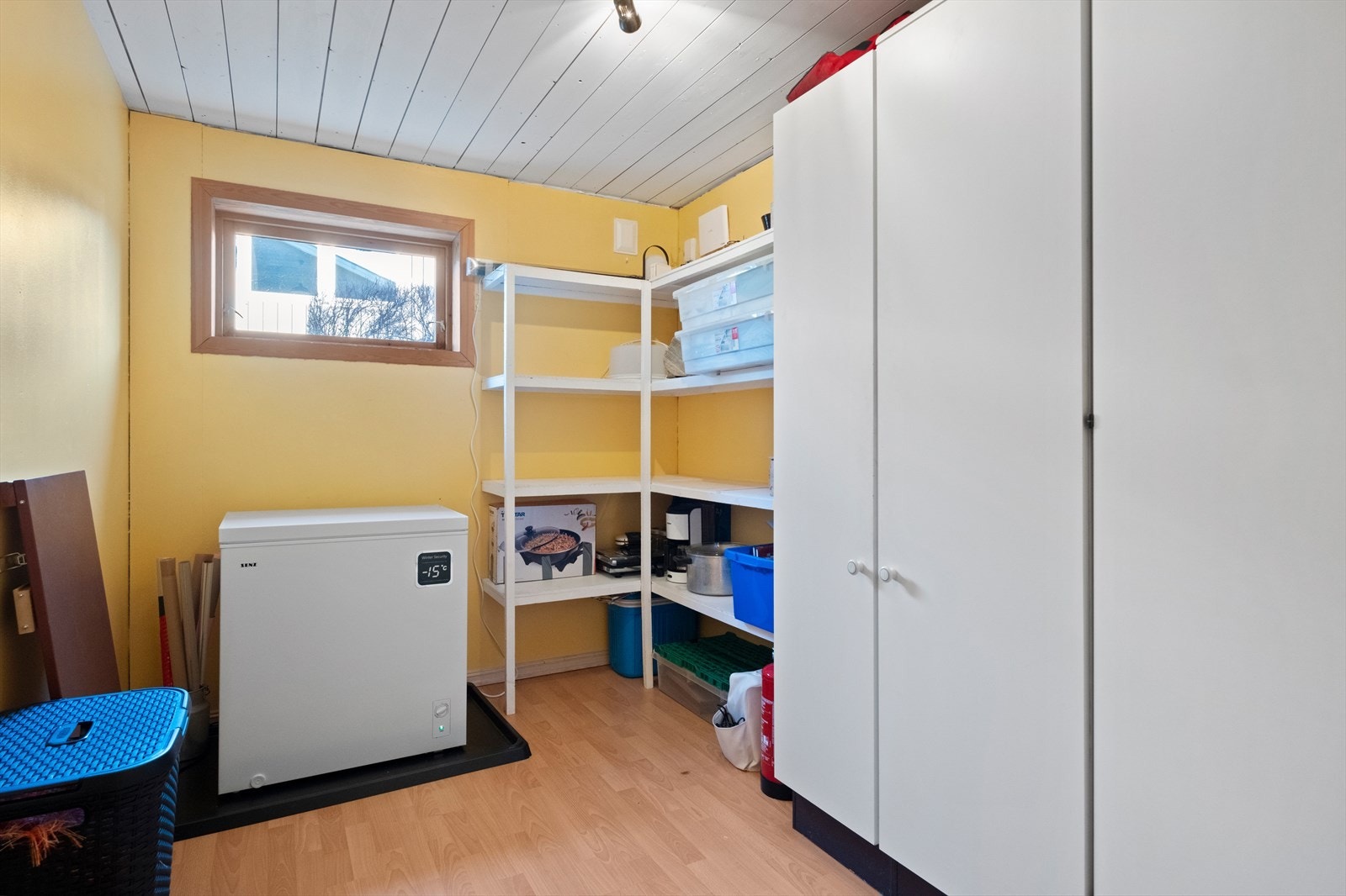 Rommet har laminatgulv og god oppbevaringsplass med både skap og hyller. Galleribilde