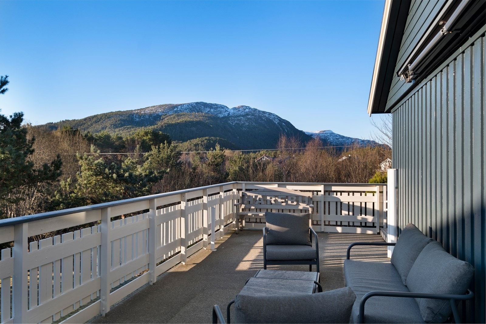 Romslig terrasse med utsikt mot naturskjønne omgivelser og fjell. Galleribilde