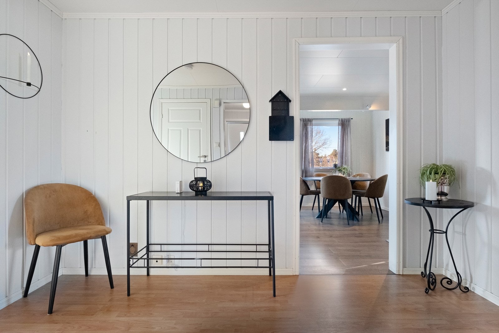 Entré med panelvegger og enkel tilgang til spisestuen. Galleribilde