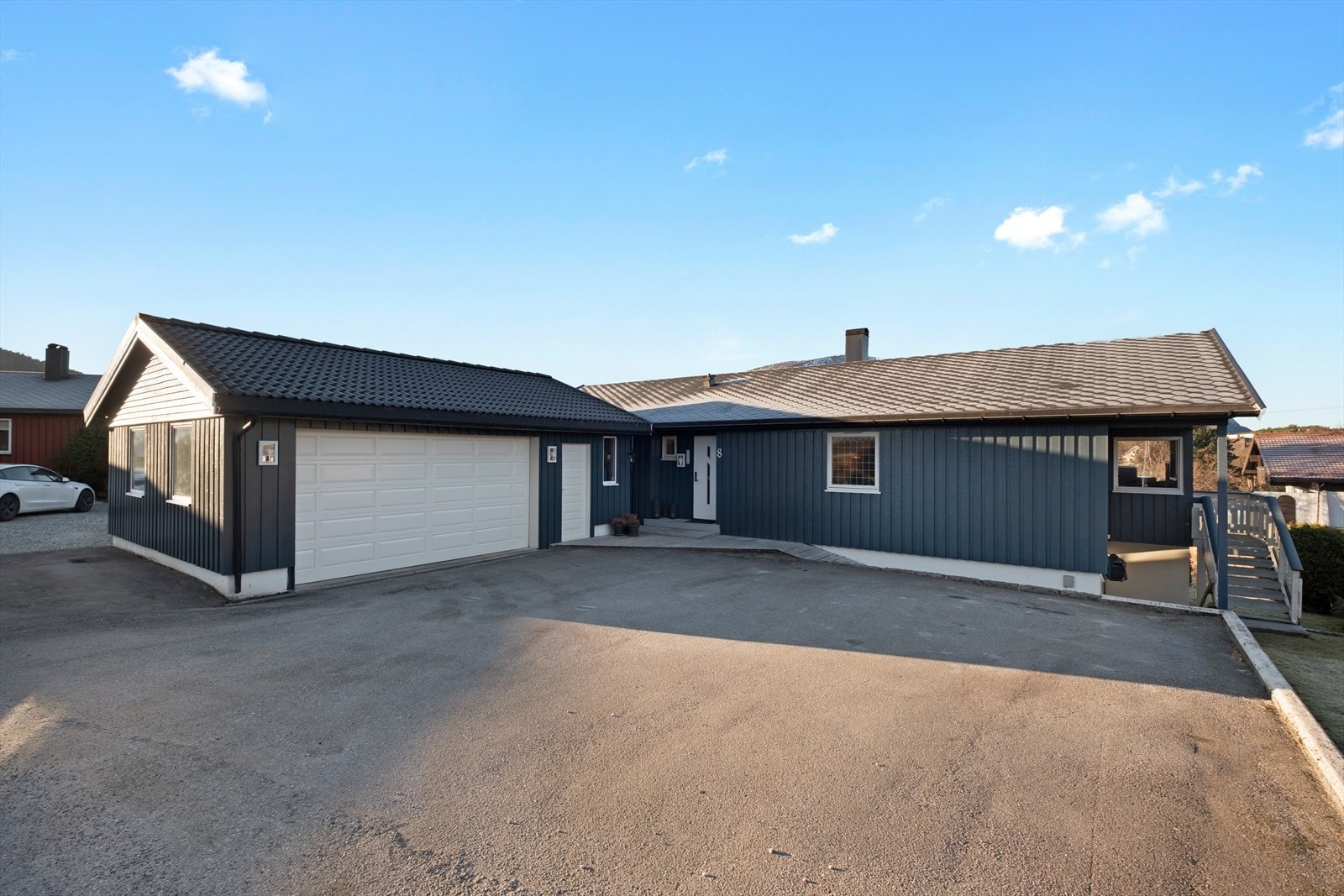 Dobbel garasje gir god parkeringsmulighet ved boligen. Galleribilde