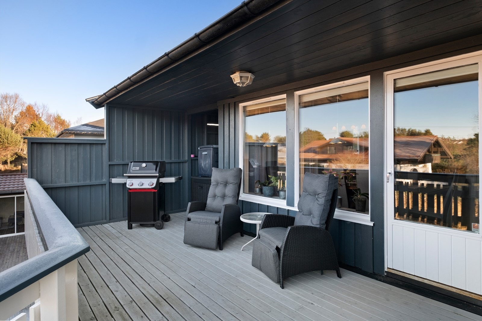 Terrassen er utstyrt med sittegruppe og grill, ideell for utendørs samlinger. Galleribilde