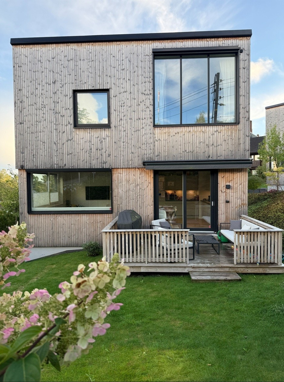 Privat bilde selger, sommer. Utgang til solrik hage fra privat terrasse. Galleribilde