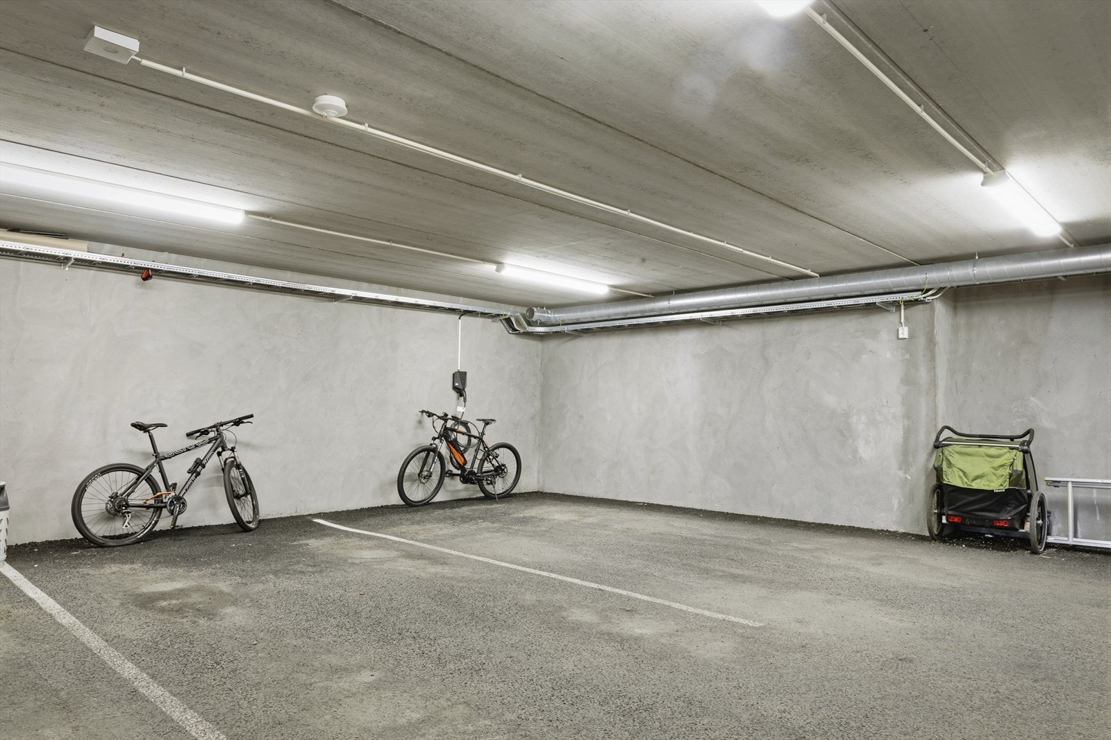 Det medfølger to parkeringsplasser ved siden av hverandre i felles garasjekjeller. Elbillader. Galleribilde
