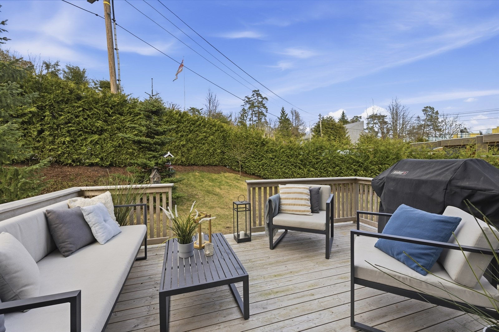 Privat terrasse på ca. 12 kvm med morgen-og ettermiddagssol. Det er gode møbleringsmuligheter med god plass til grill og loungemøbler. Galleribilde