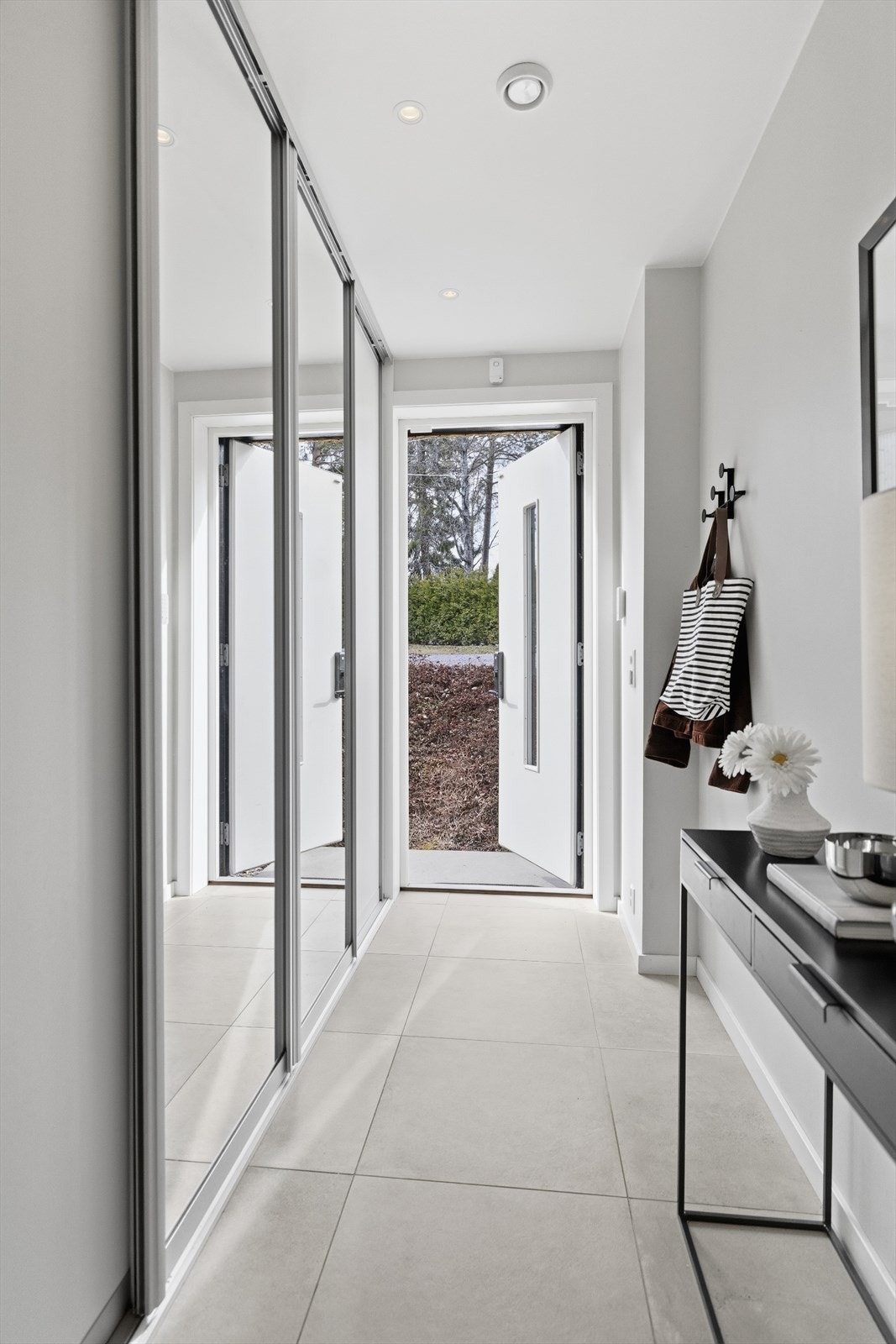 Entré med skyvedørsgarderobe flislagt gulv med gulvvarme. Galleribilde