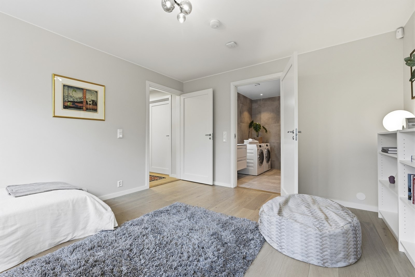 Det er innvendig solskjerming på vinduene i kjellerstuen. Galleribilde