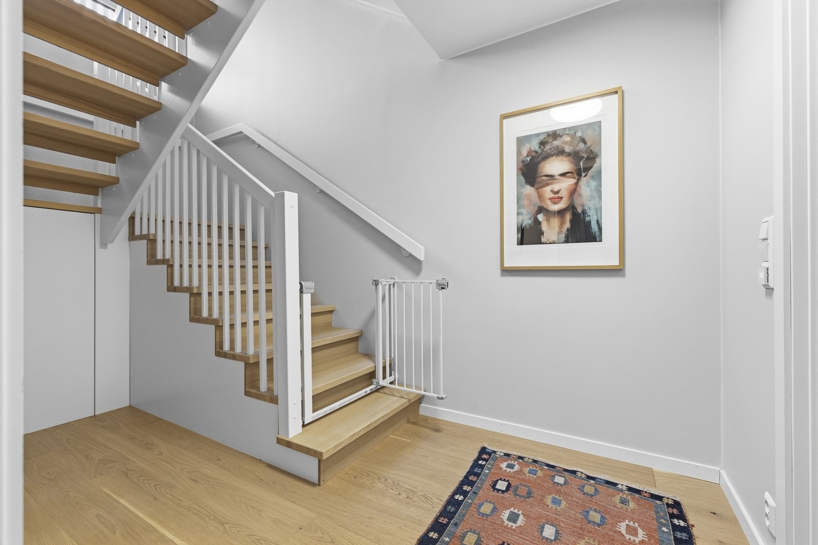 Plassbygget skap under trapp for ekstra lagring. Galleribilde
