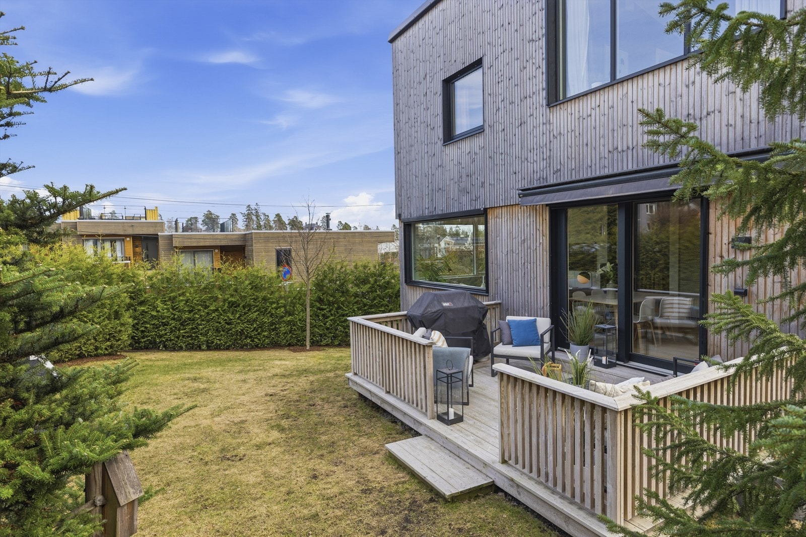 Skjermet privat terrasse med morgen-og ettermiddagssol samt tilgang til solrik hagedel. Galleribilde