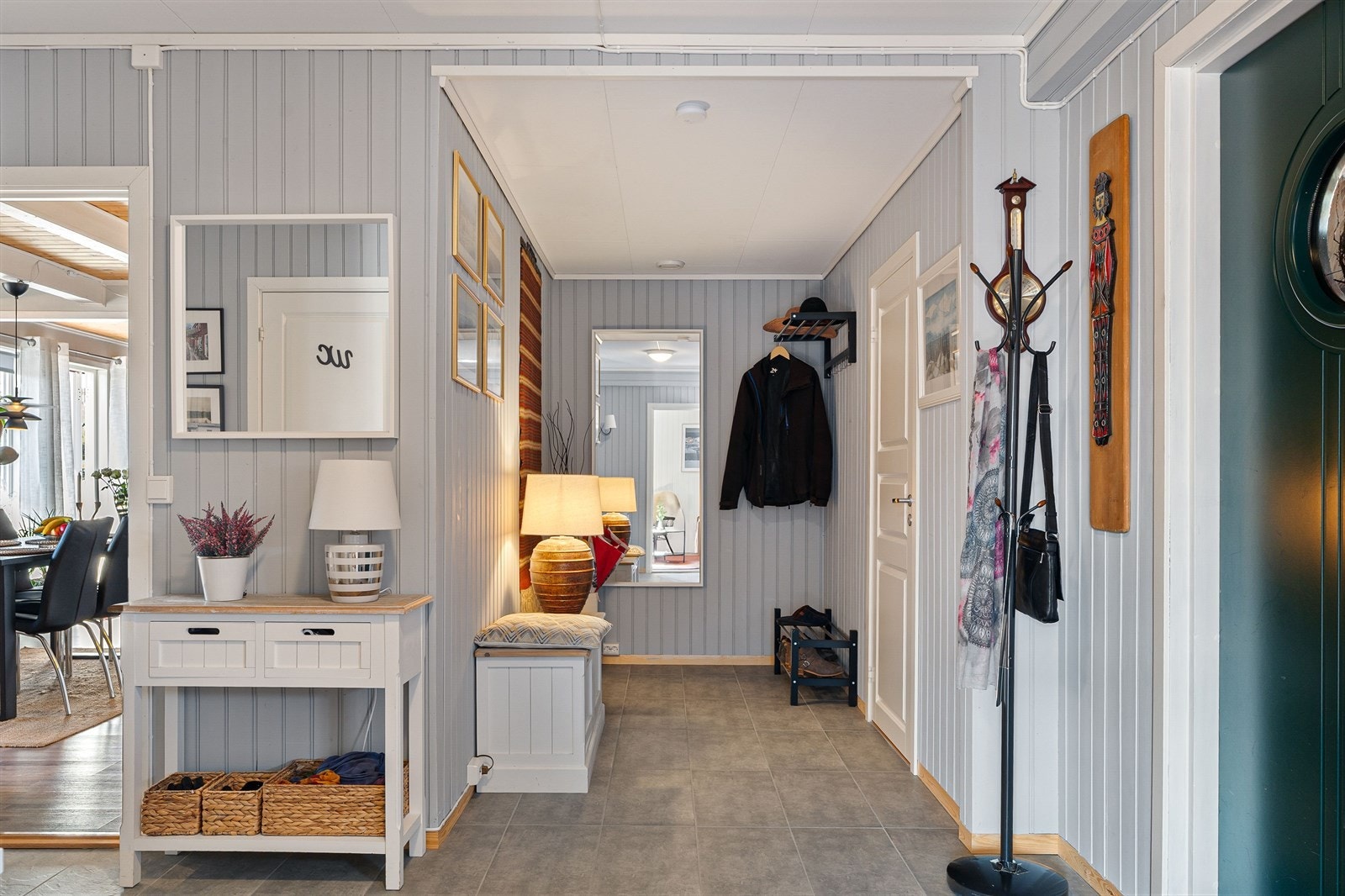 Boligens entré fremstår som lys og innbydende, og det er god plass til yttertøy m.m. Galleribilde