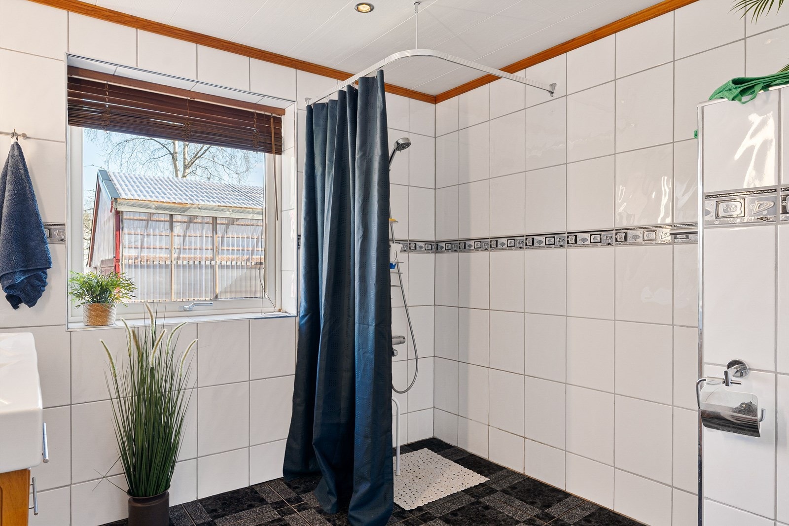 Badet har flislagte vegger og gulv samt elektriske varmekabler for behagelig varme. Galleribilde