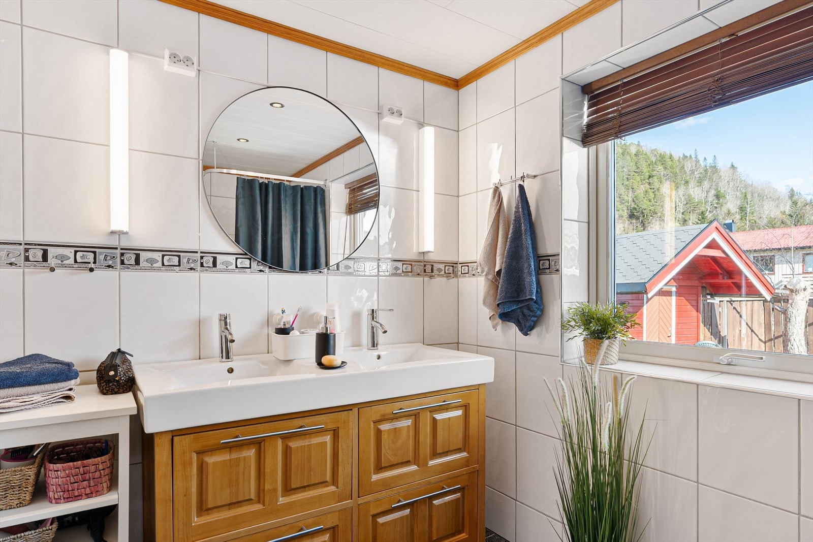Badet er ca. 6m² stort, og det gjennomgikk en oppgradering i 2010. Galleribilde