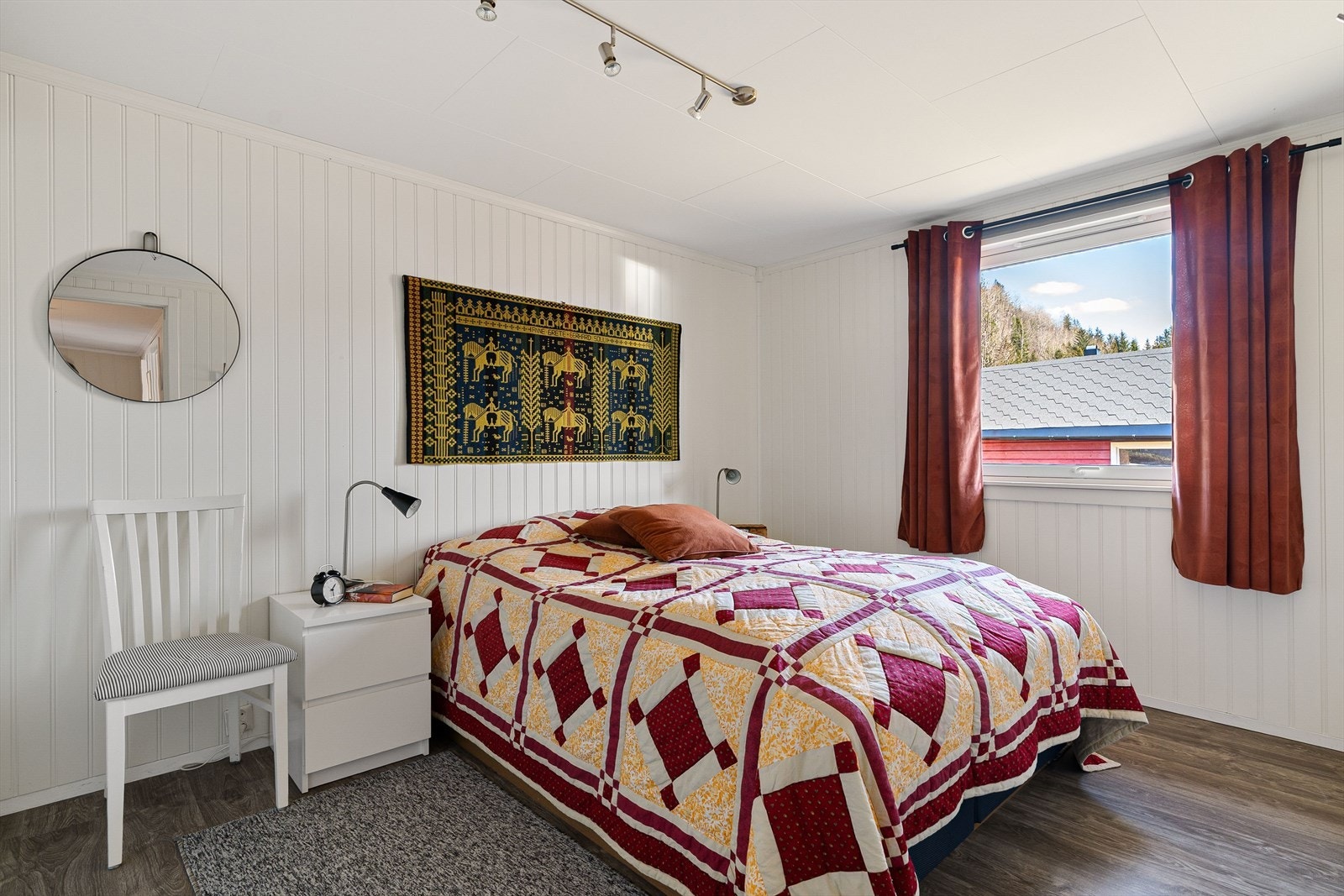 Boligen har tre soverom. Disse er på hhv. 12, 6.5 og 6.5m². Galleribilde