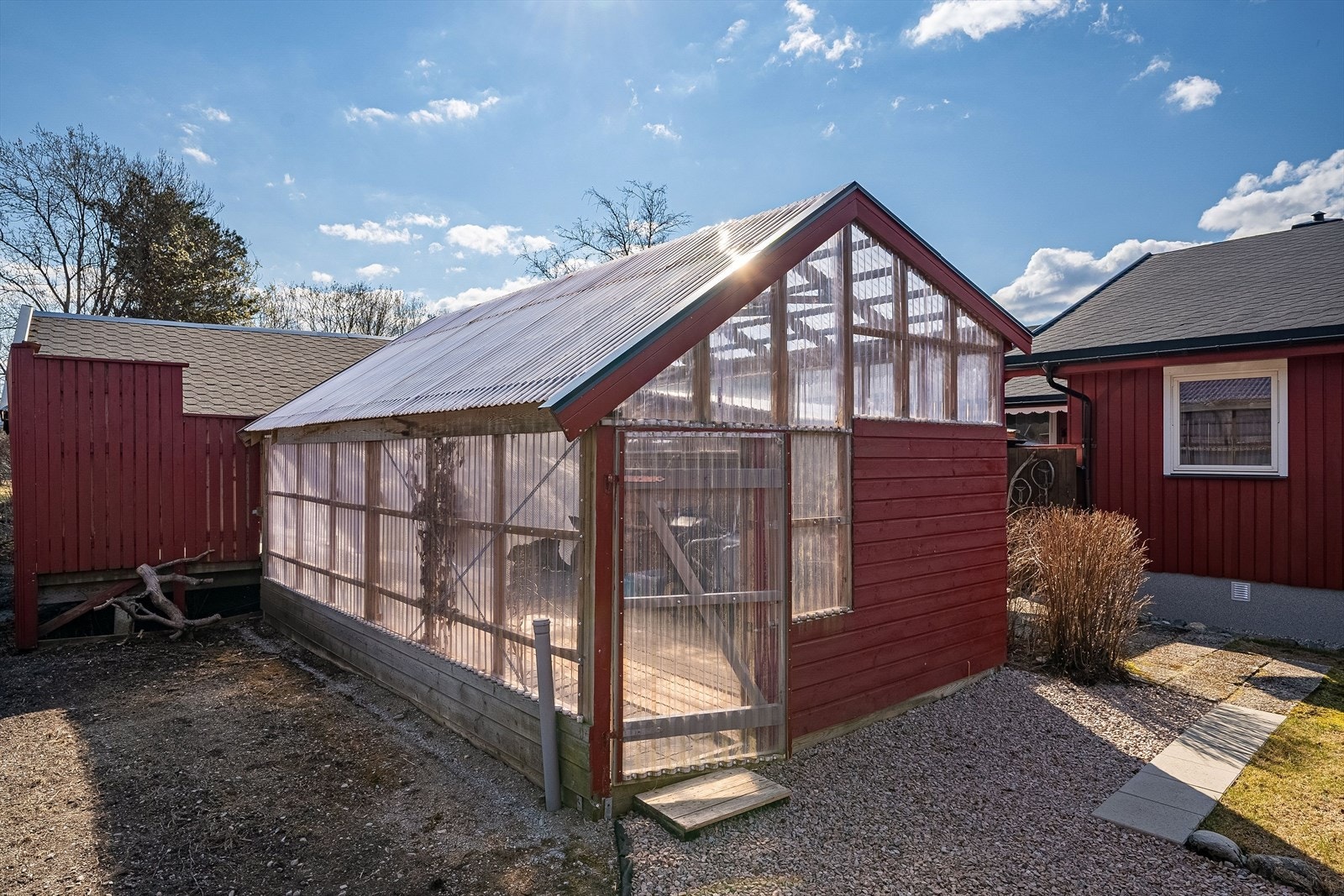 Det følger også med eget drivhus, her kan du dyrke det du skulle ønske. Galleribilde