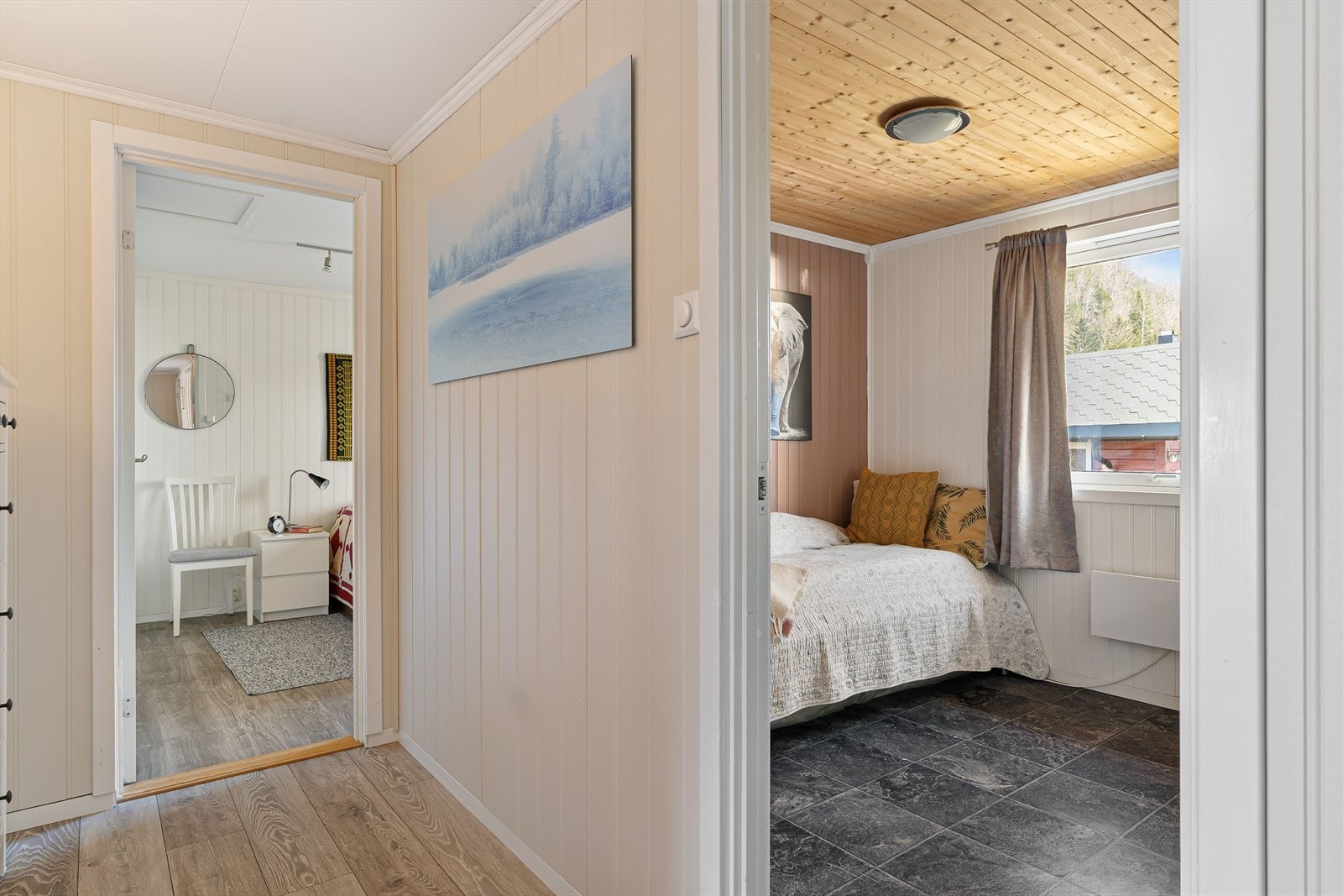 Fra gangen er det adkomst til flere rom og utgang til en veranda. Galleribilde