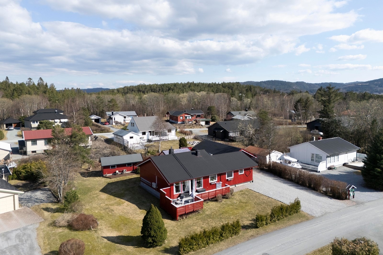 Aktiv Eiendomsmegling v/ Thomas Lerstadgrind har gleden av å presentere Indre Ringvei 10! Foto: Vidar Alvik v/ Grattis foto. Galleribilde