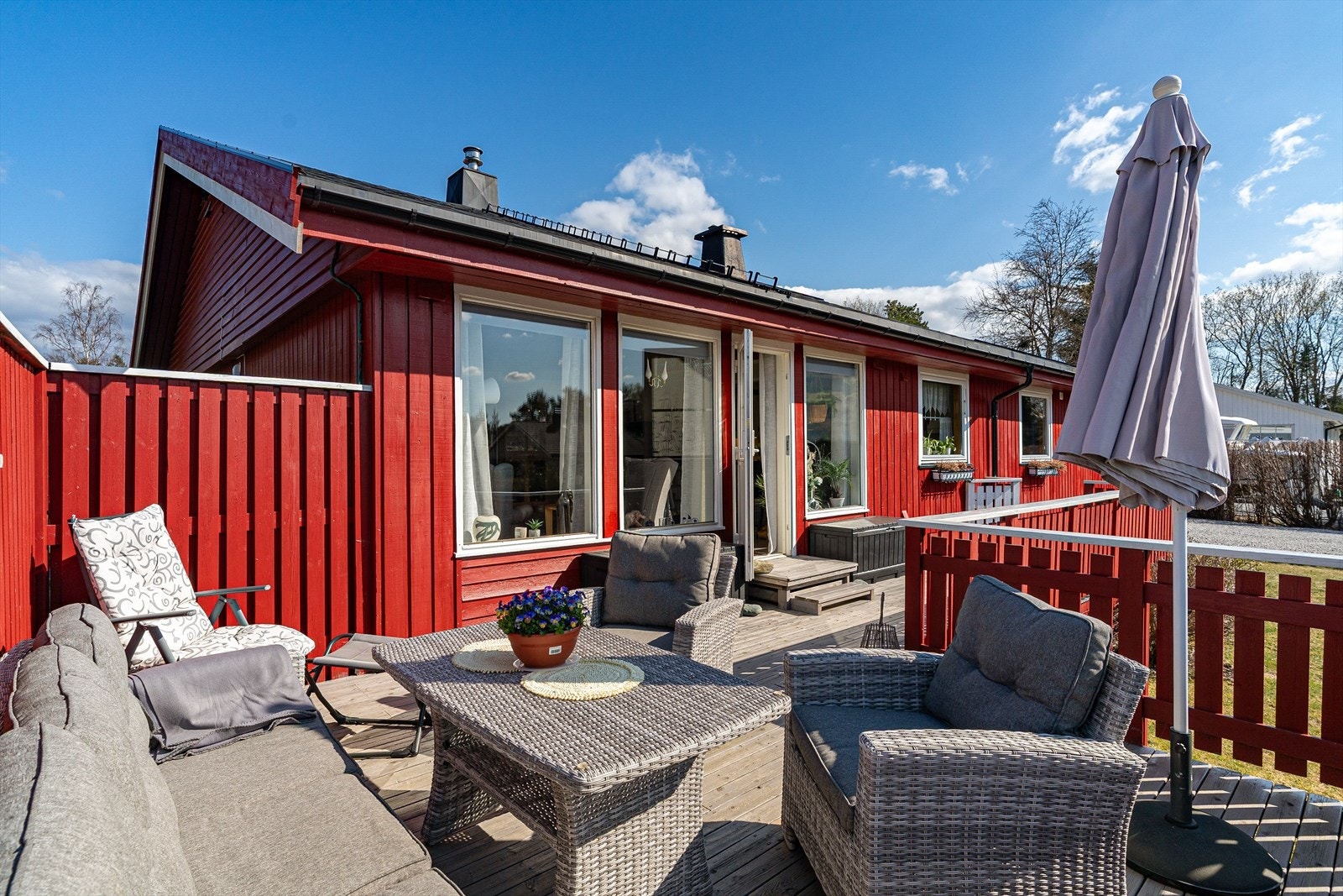 Fra stuen har du utgang til veranda på ca. 31m², det er også en opparbeidet terrasse ved inngangspartiet. Galleribilde