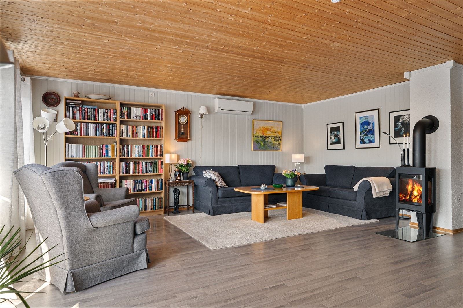 Her får du en innholdsrik enebolig med alt på et plan. Pipen er nylig renovert med nytt stålrør. Galleribilde