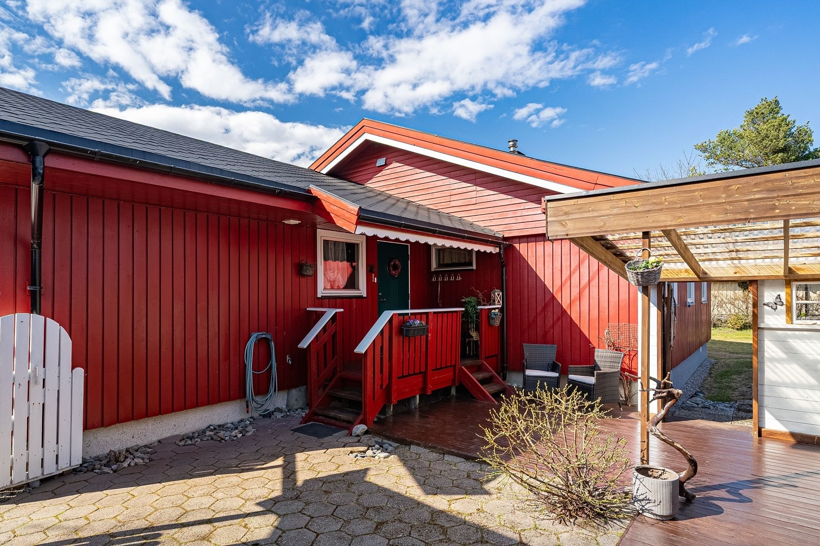 Ved boligens inngangparti finner du en terrasse på ca. 42m². Her kan morgensola nytes i ro og mak. Galleribilde
