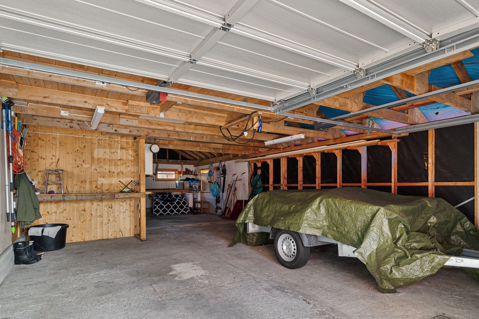 Dobbeltgarasjen er på hele 70m², den perfekte plassen for både biler og utstyr. Galleribilde