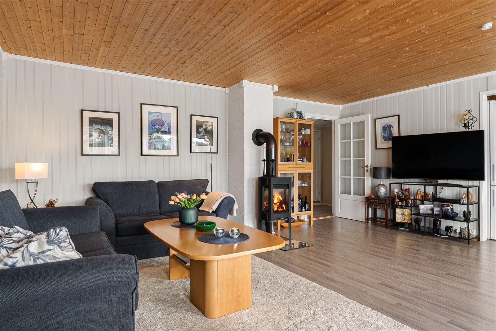 Stuen er stor og innbydende. Oppvarmingskilder med varmeovn, varme i enkelte gulv og varmepumpe. Galleribilde
