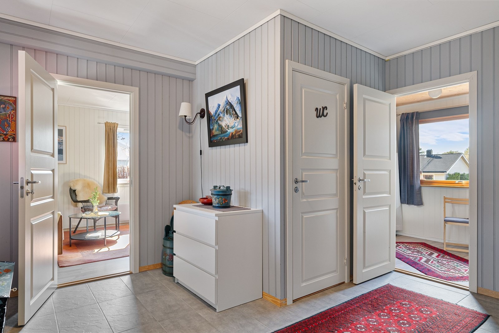 Fra gangen er det enkel adkomst til boligens øvrige rom. Galleribilde