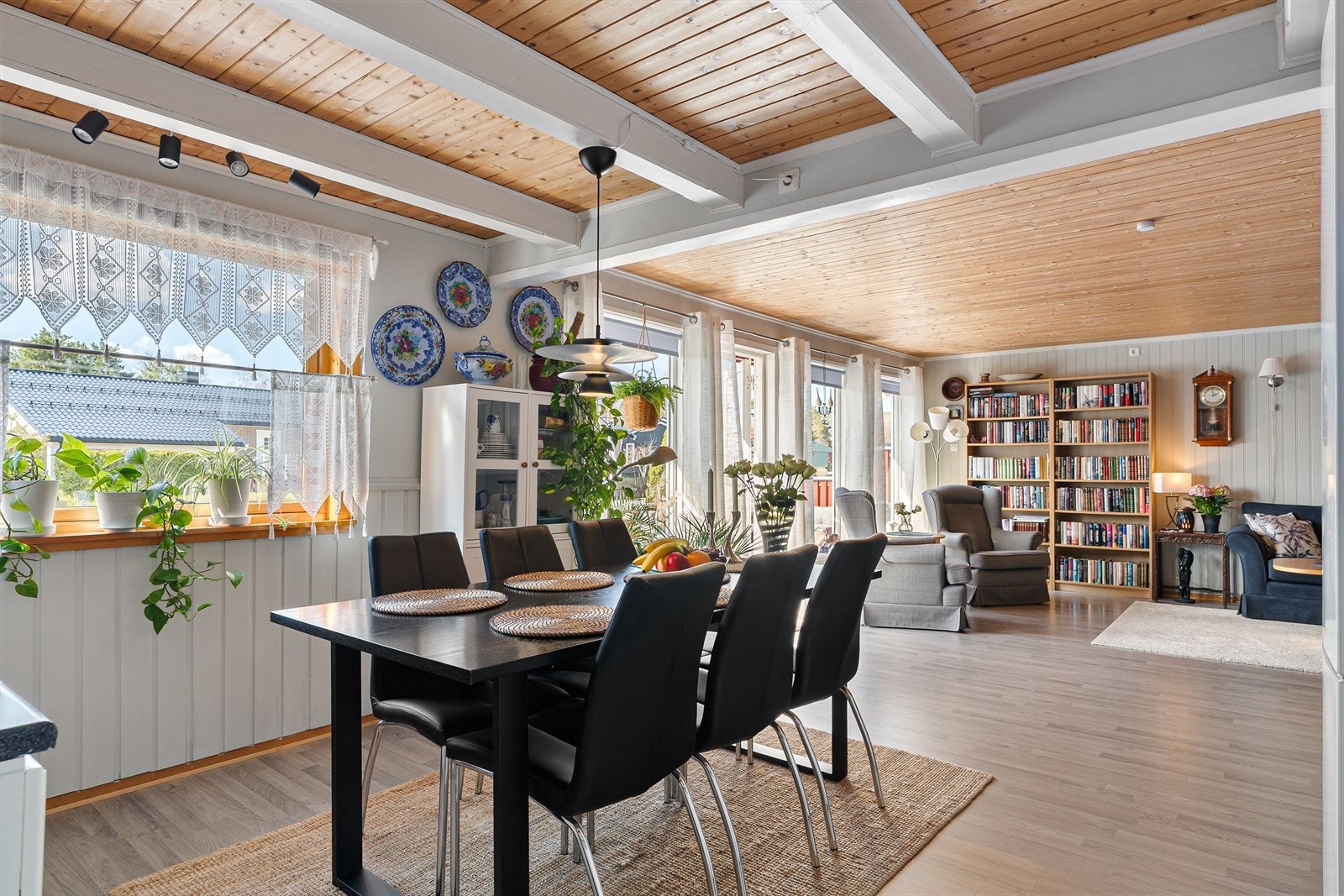 Her har du naturlig plass for spisebord, hvor du kan ha hyggelige stunder med dine kjære. Galleribilde