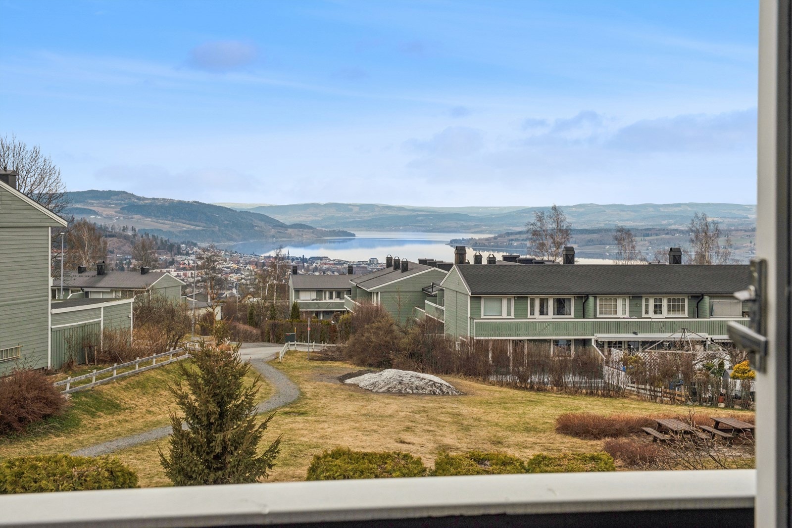 Utsikten over Gjøvik og Mjøsa er et levende maleri som endrer seg med årstidene. Fra boligen er det kun fem minutters gange til nærmeste bussholdeplass, med enkel forbindelse til Gjøvik sentrum. Galleribilde