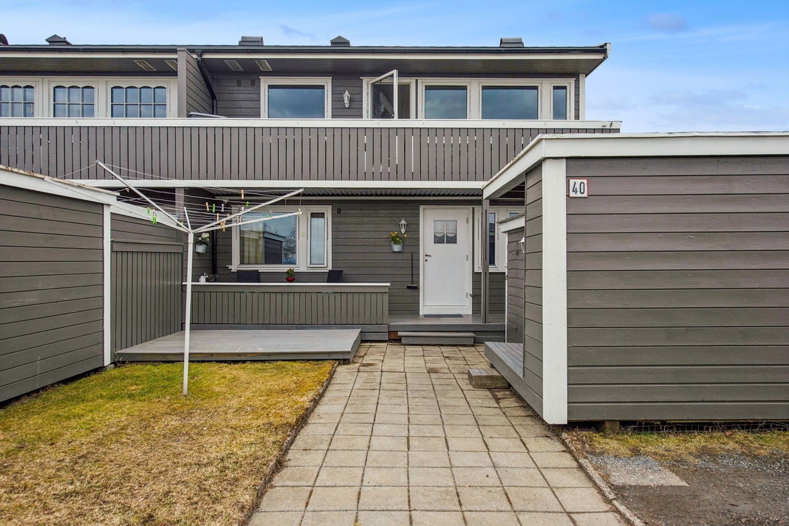 Ved inngangspartiet er det en terrasseplatting på 17 m² og en praktisk utebod på 4 m². Galleribilde