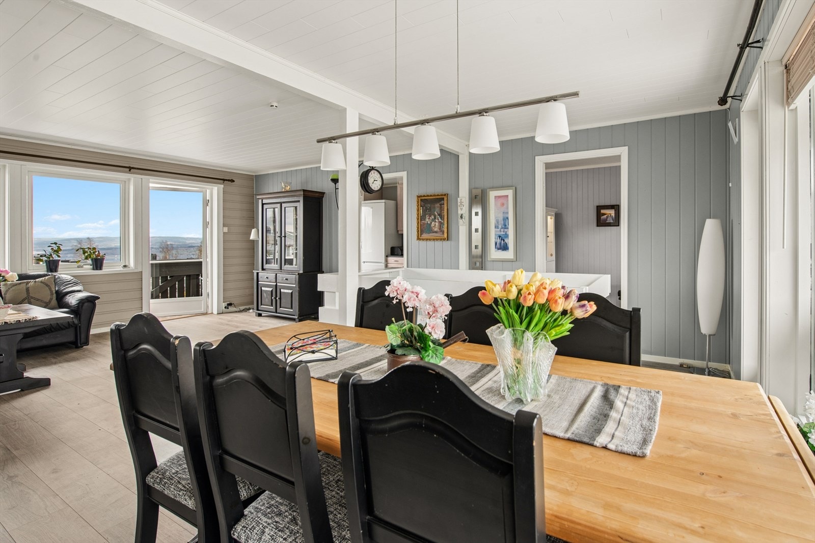 Spisestuen har god plass til langbord og direkte utgang til den store, sørvendte terrassen. Galleribilde