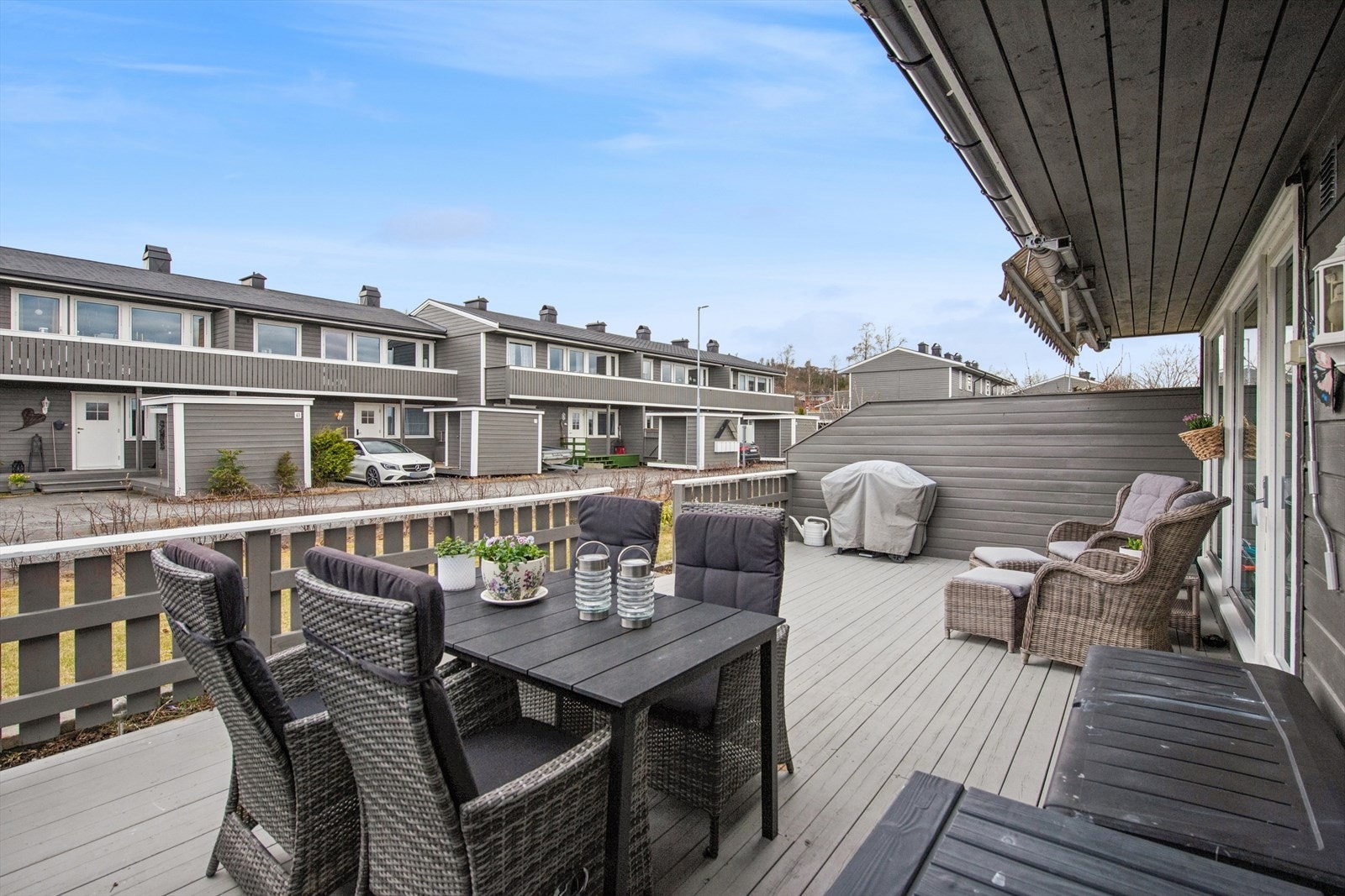 Fra stuen er det utgang til en romslig, sørvendt terrasse på hele 30 m². Boligen har i tillegg en nordvendt balkong, som gir rikelig med private uteplasser. Galleribilde