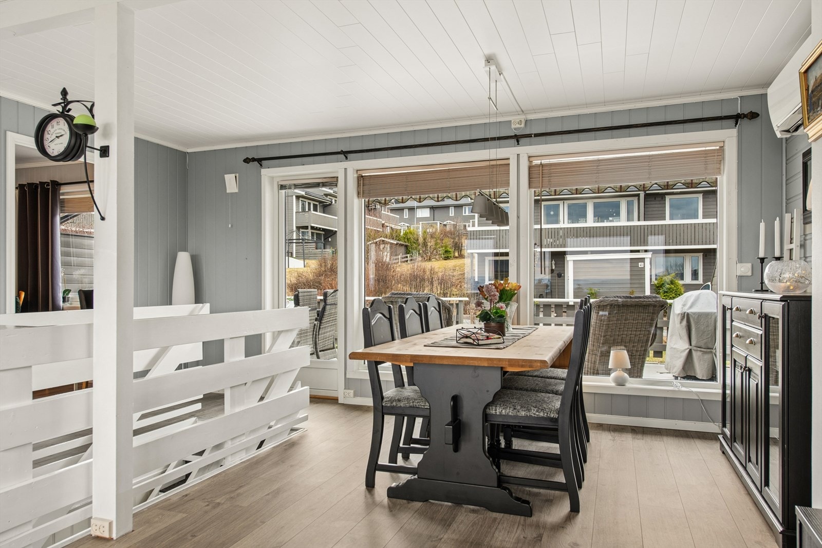 Stuen har god plass til både salong og spisestuemøblement. Galleribilde