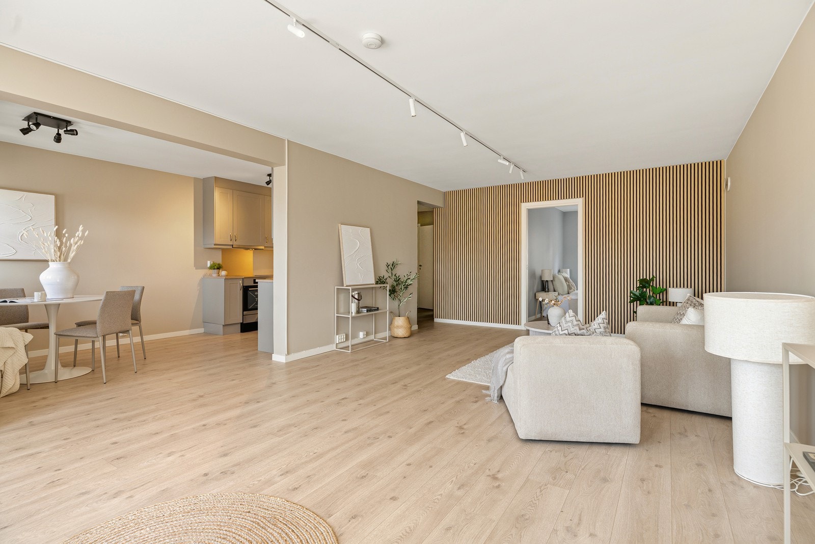 Flott spilevegg i stua som gir et moderne og harmonisk uttrykk Galleribilde