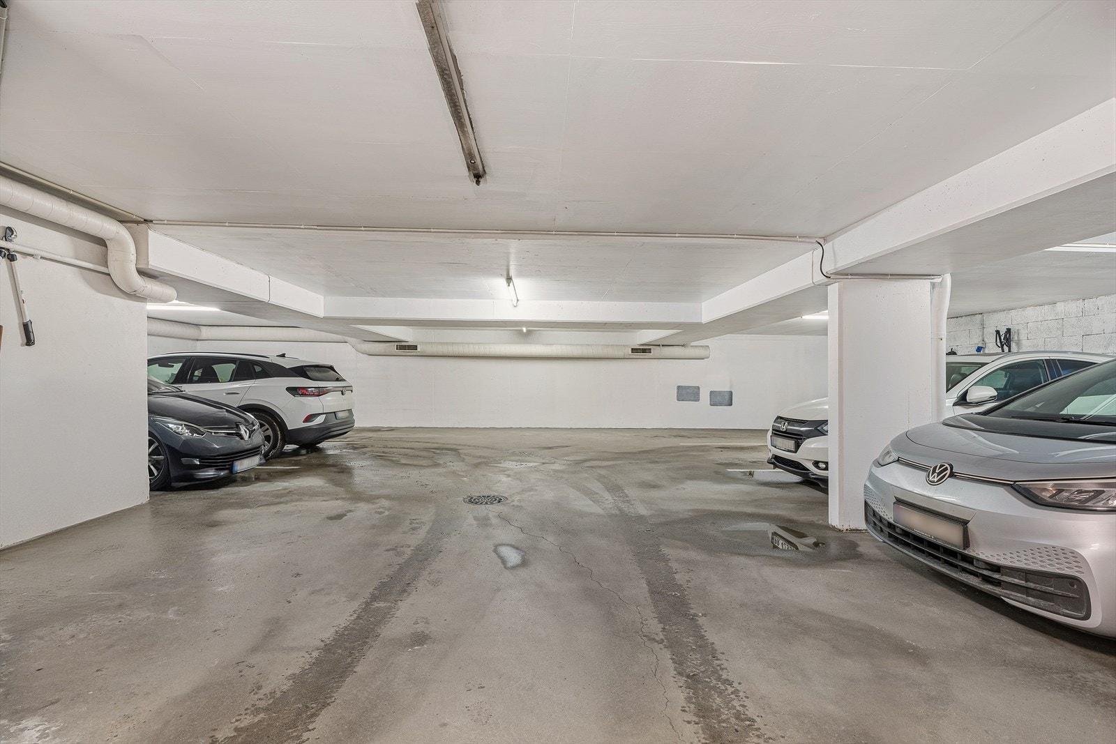 Garasje i underetasjen Galleribilde