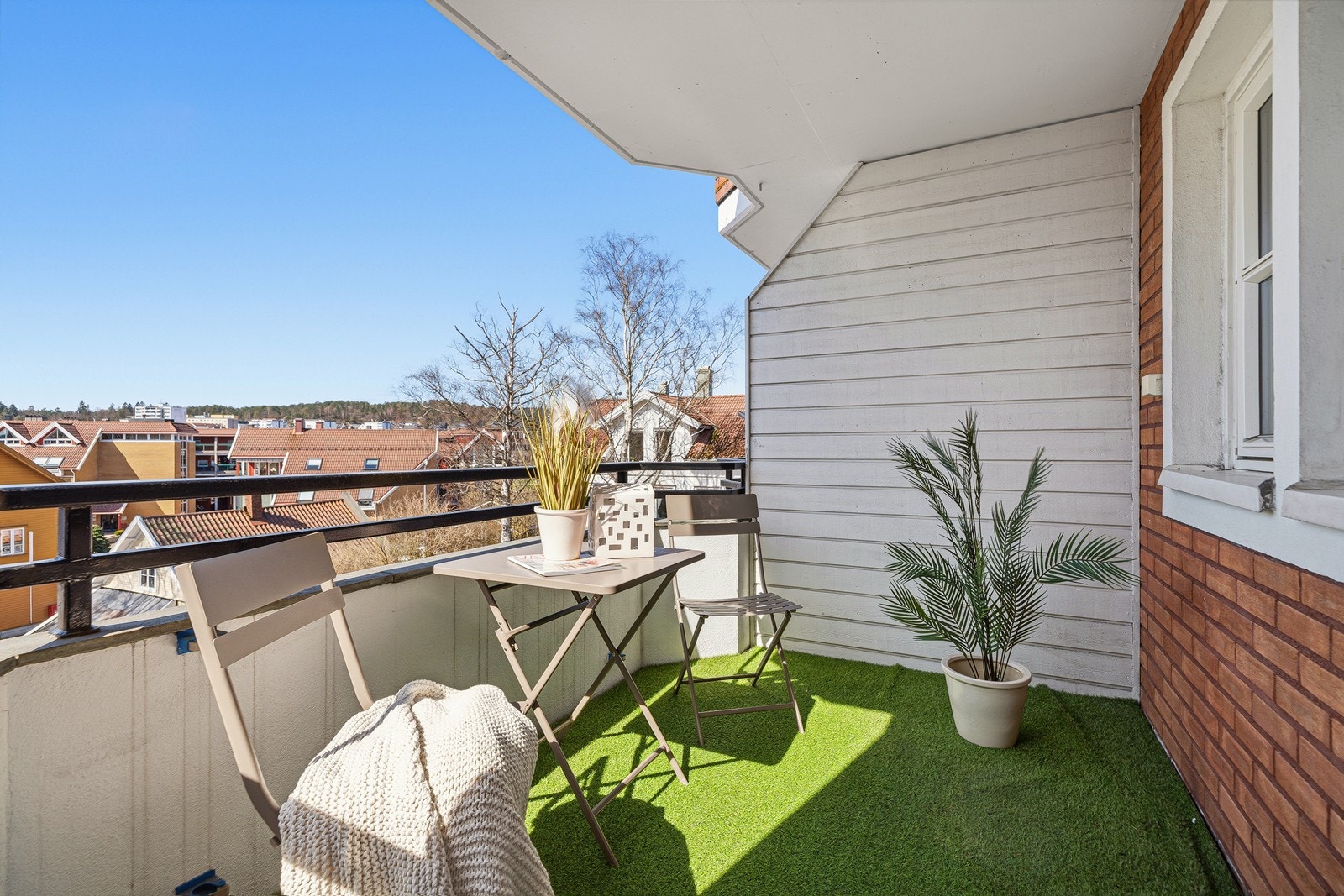 Flott balkong med sol fra ettermiddag (kl 13.00) til sen kveld Galleribilde