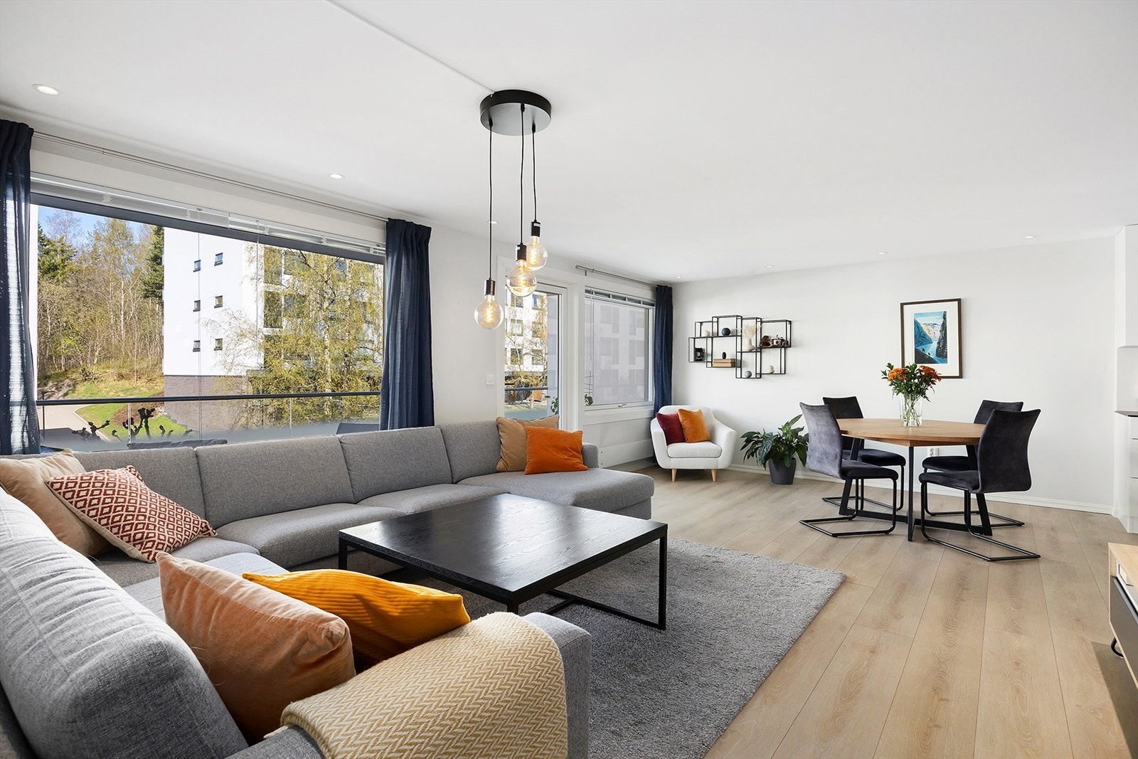 Store vindusflater gir godt med naturlig lysinnslipp. Galleribilde