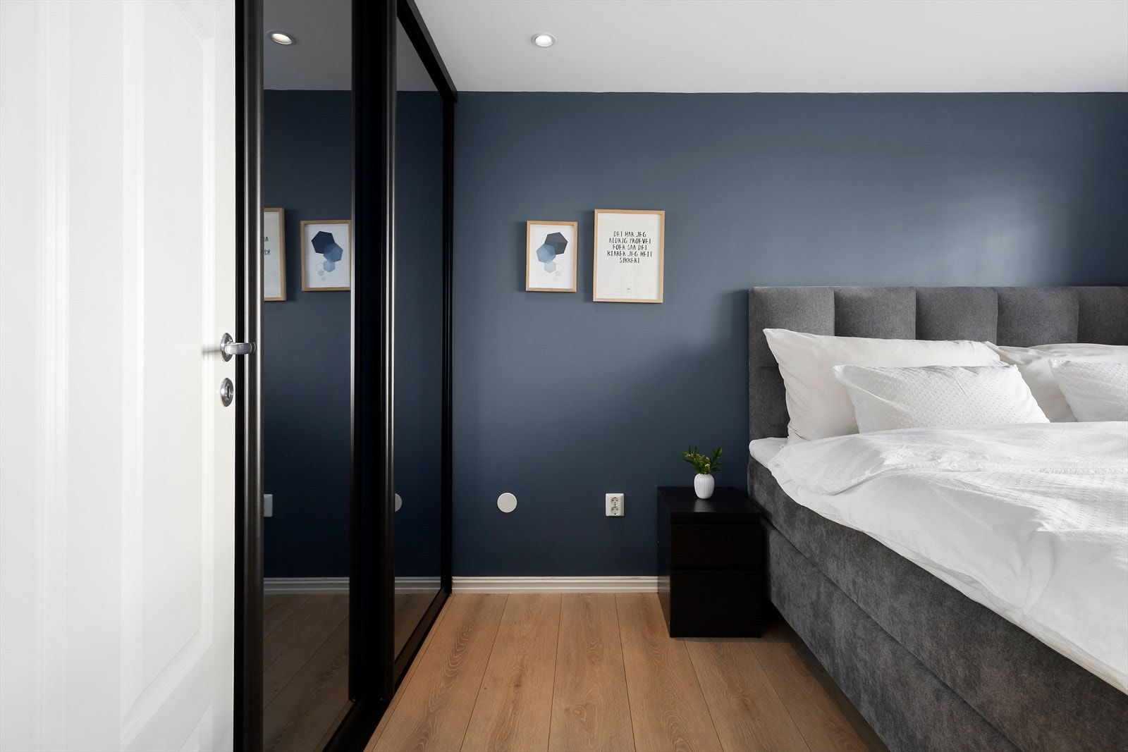Skyvedørsgarderobe gir godt med lagringsplass. Galleribilde