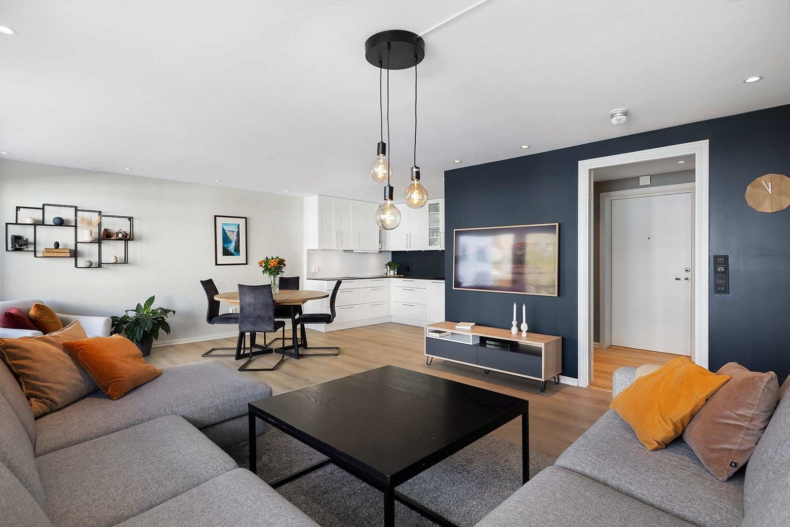 Stuen er luftig og kan fordelaktig fordeles inn i flere gode soner med både sofagruppe, lenestol og spisebord med stoler. Galleribilde