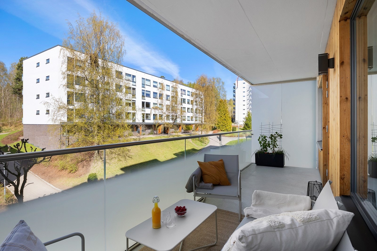Utgang til nordvestvendt balkong på ca. 11 kvm - perfekt for å nyte ettermiddags- og kveldssol. Galleribilde