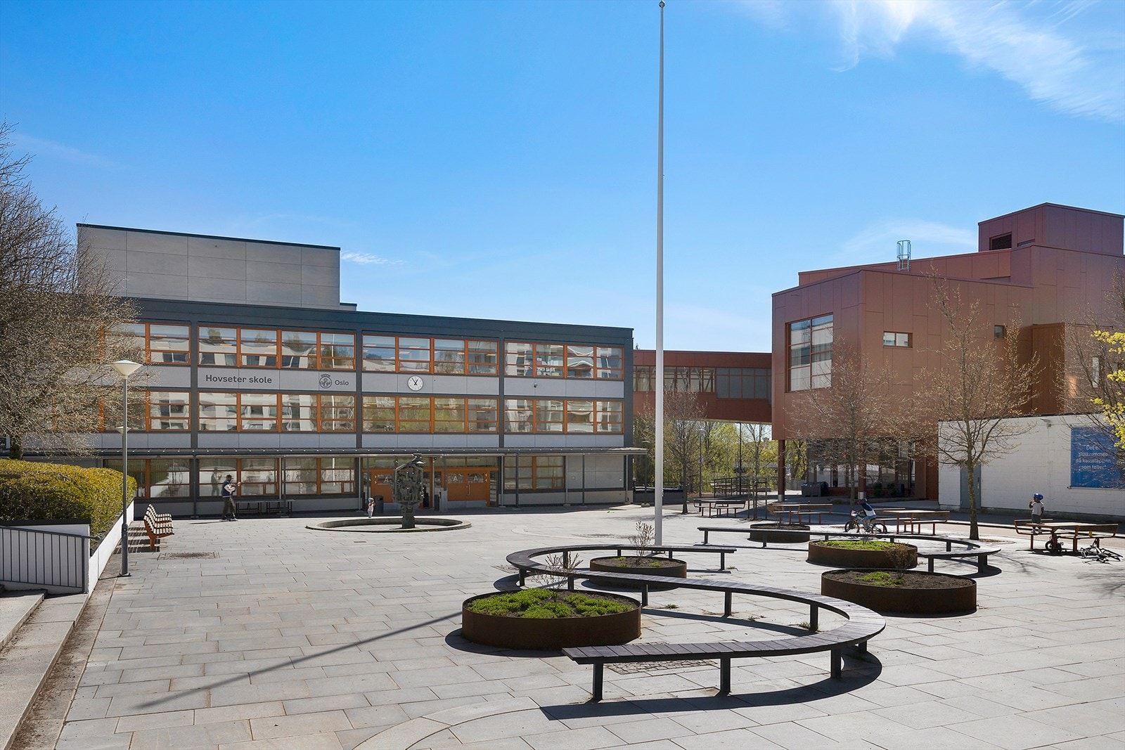 Området er svært godt egnet for barnefamilier, med korte og trygge gangveier til både skole og barnehage. Huseby skole og Hovseter skole ligger begge i kort gangavstand. Galleribilde